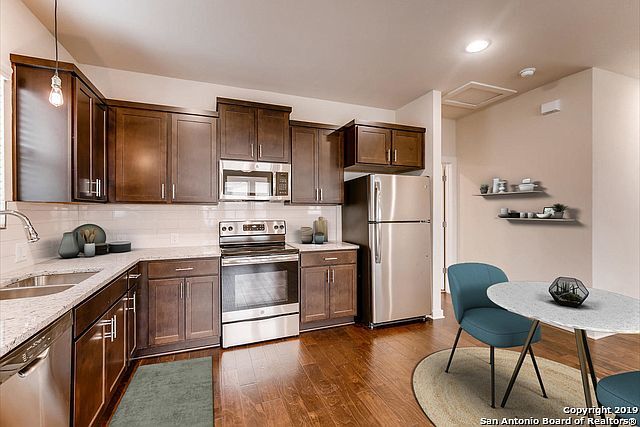 Kitchen/dining room - 1146 N Olive St