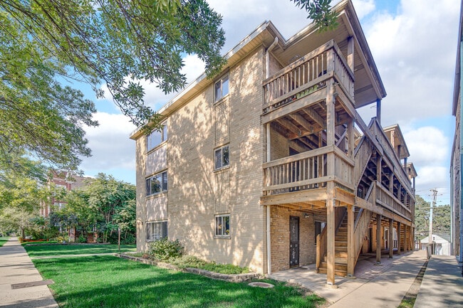Building Photo - 7019 N Ridge Blvd