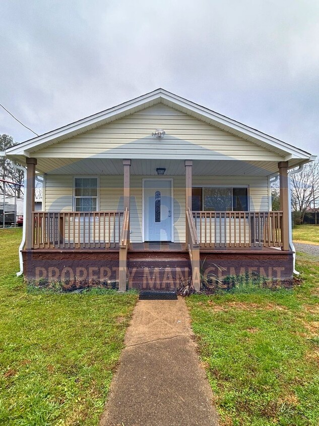 Foto principal - Super cute, remodeled three bedroom home!