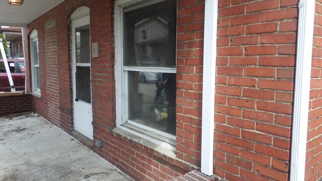 Building Photo - 8 Elm Street, Unit 1/2
