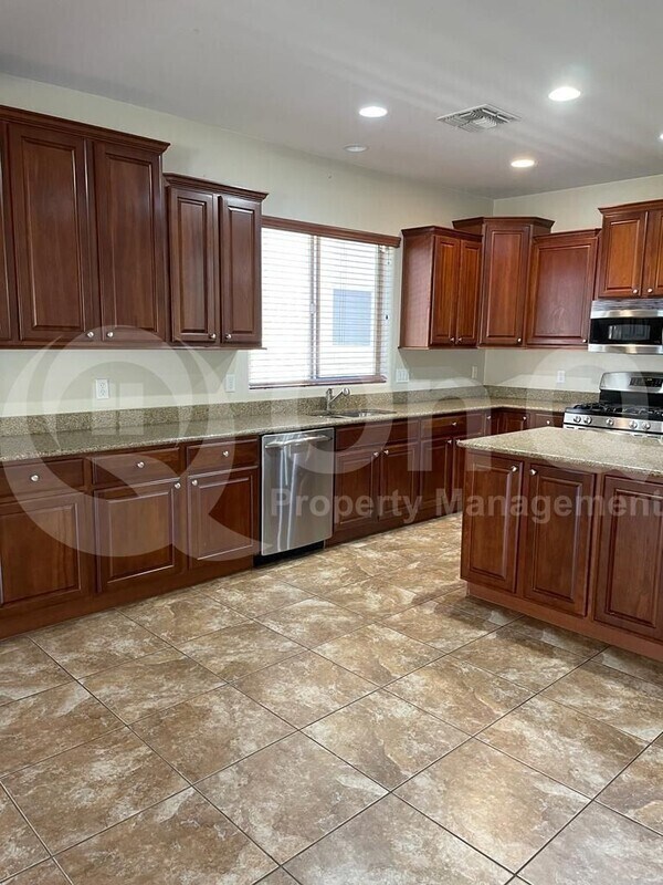 Building Photo - 1274 W Varese Way