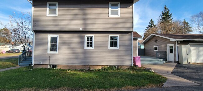 Building Photo - Available August 1st - 3 Bed Home in Cloqu...