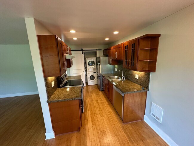 Photo - Beautiful Queen Anne Updated 1bd Bath clos... House