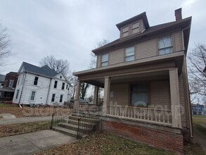Building Photo - 704 1/2 S Center St