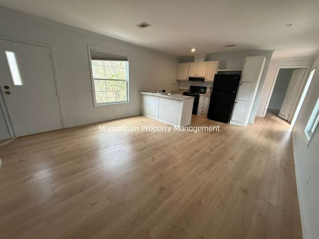 Building Photo - Beautiful & Modern 3/2 Ready Now !