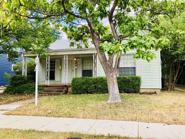 Foto del edificio - Updated 1940s Home with Time Period Charm