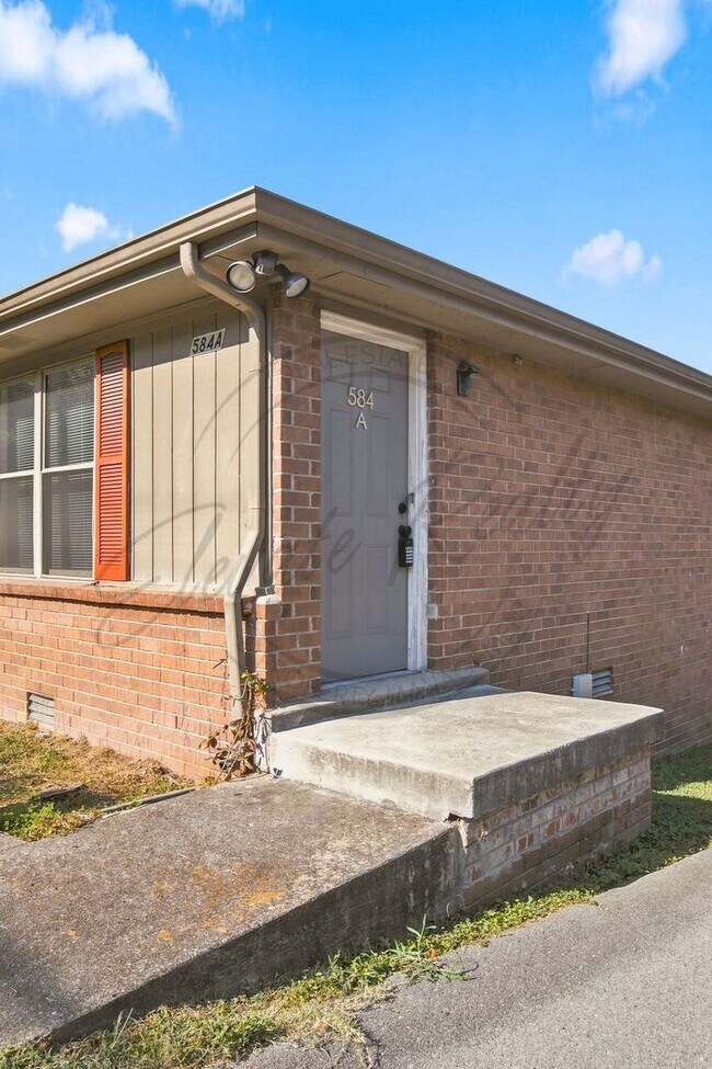 Foto del edificio - 584 Tulip Grove Rd