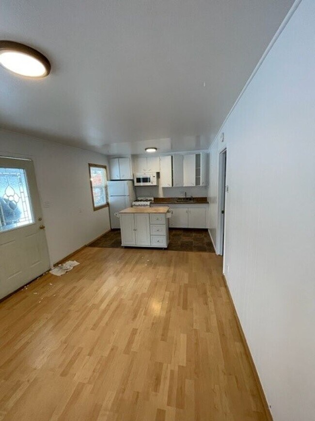 Foto del edificio - Very Cute Cozy Cabin Style 1BD 1BA Duplex!!! Available on 4/6/26