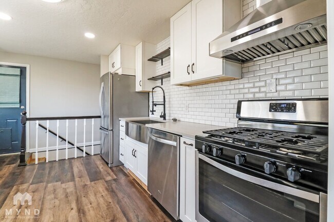 Building Photo - 381 Marquette Dr