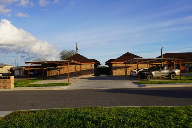 frente de la estructura - 706 Thompson Rd