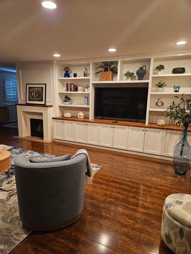 Unidad de pared empotrada (almacenamiento) - 222 7th St