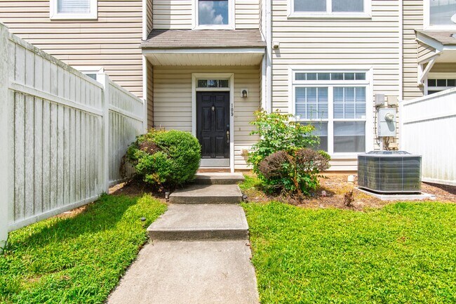Foto del edificio - Beautifully Updated 3-Bedroom Townhome Nea...
