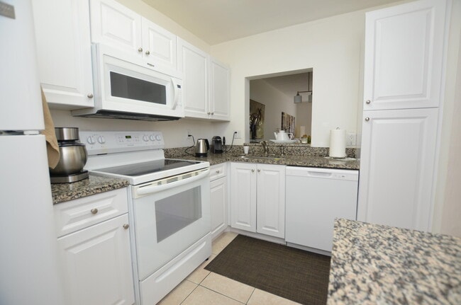 Building Photo - 6649 Somerset Dr