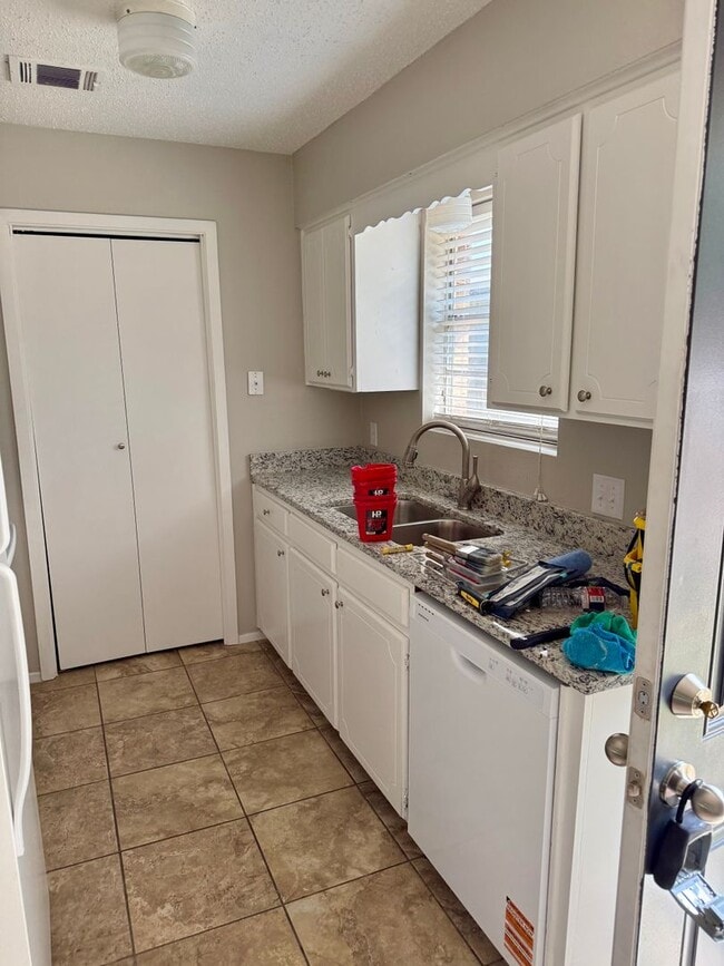 Building Photo - 2BD/2BA duplex in Hewitt!