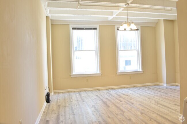 Two big windows with street view - 32 Peachtree St NW