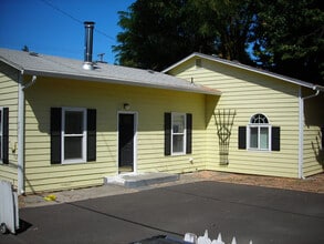 Building Photo - 741 E 9th St