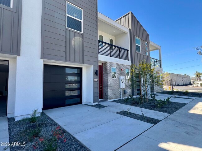 Building Photo - 1015 E Pasadena Ave