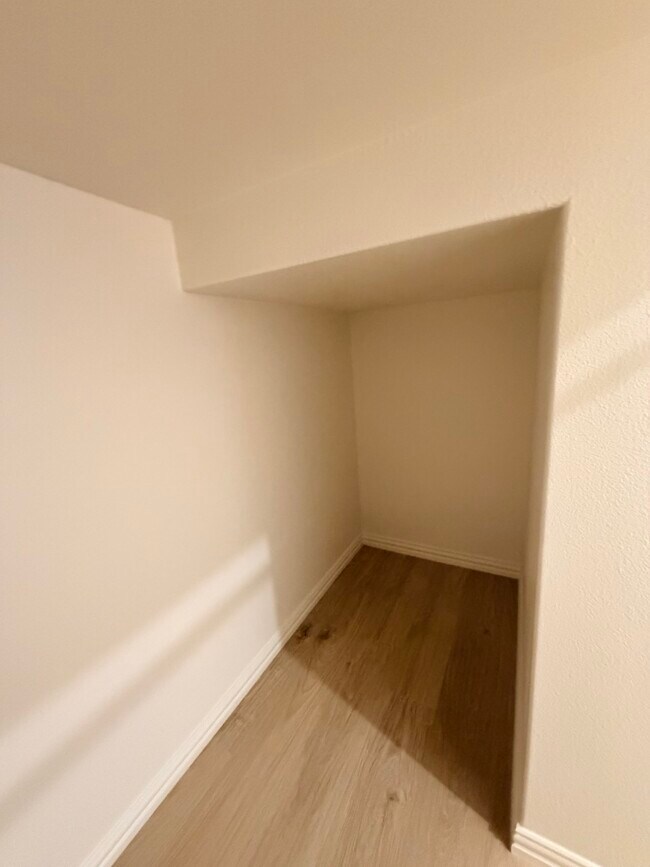 armario de almacenamiento debajo de la escalera - 4729 Spinner St