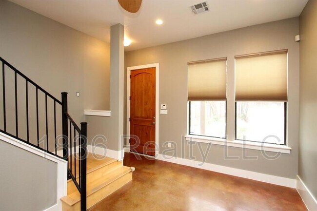Building Photo - 3001 Lovell Dr