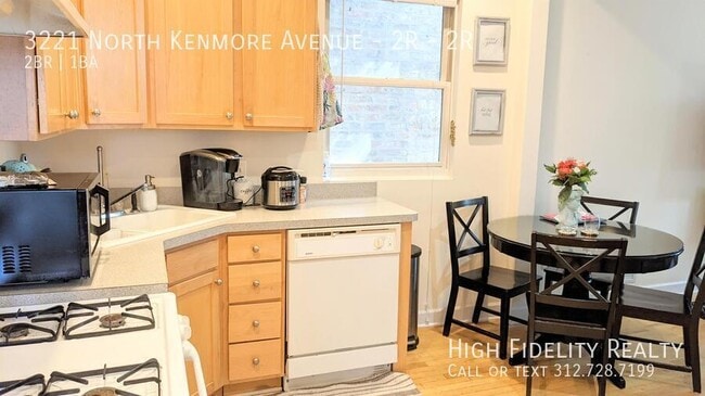 Building Photo - 3221 N Kenmore Ave