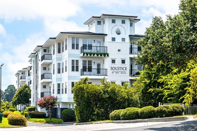 Building Photo - 2211 Pretty Lake Ave