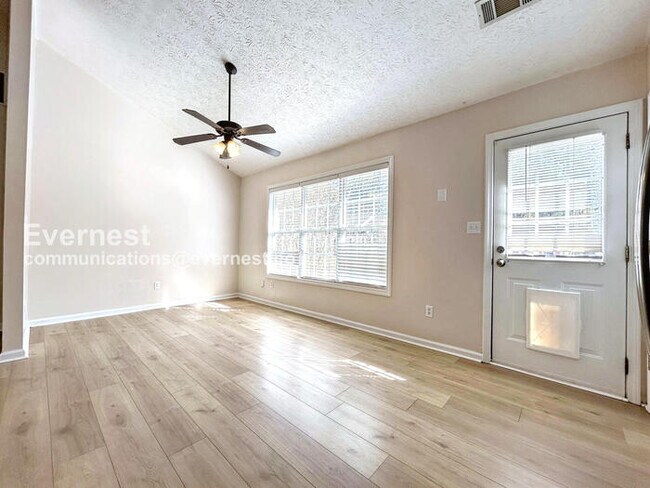 Foto del edificio - 3 Bed/2 Bath Home with Garage / Pet-Friendly / Vouchers Accepted / Coming Soon!