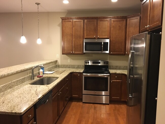 Building Photo - 3 Bedroom, 3 1/2 Bath Condo