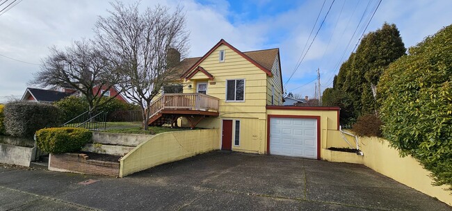 Foto del edificio - Two-Story Manette Home