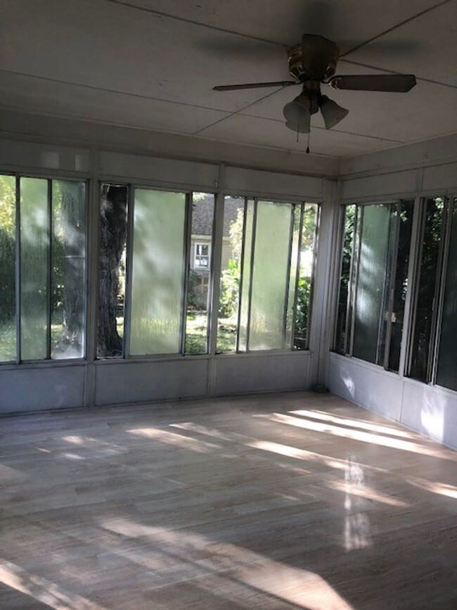 Building Photo - 3 bedroom/2 bath home w/partially fenced y...