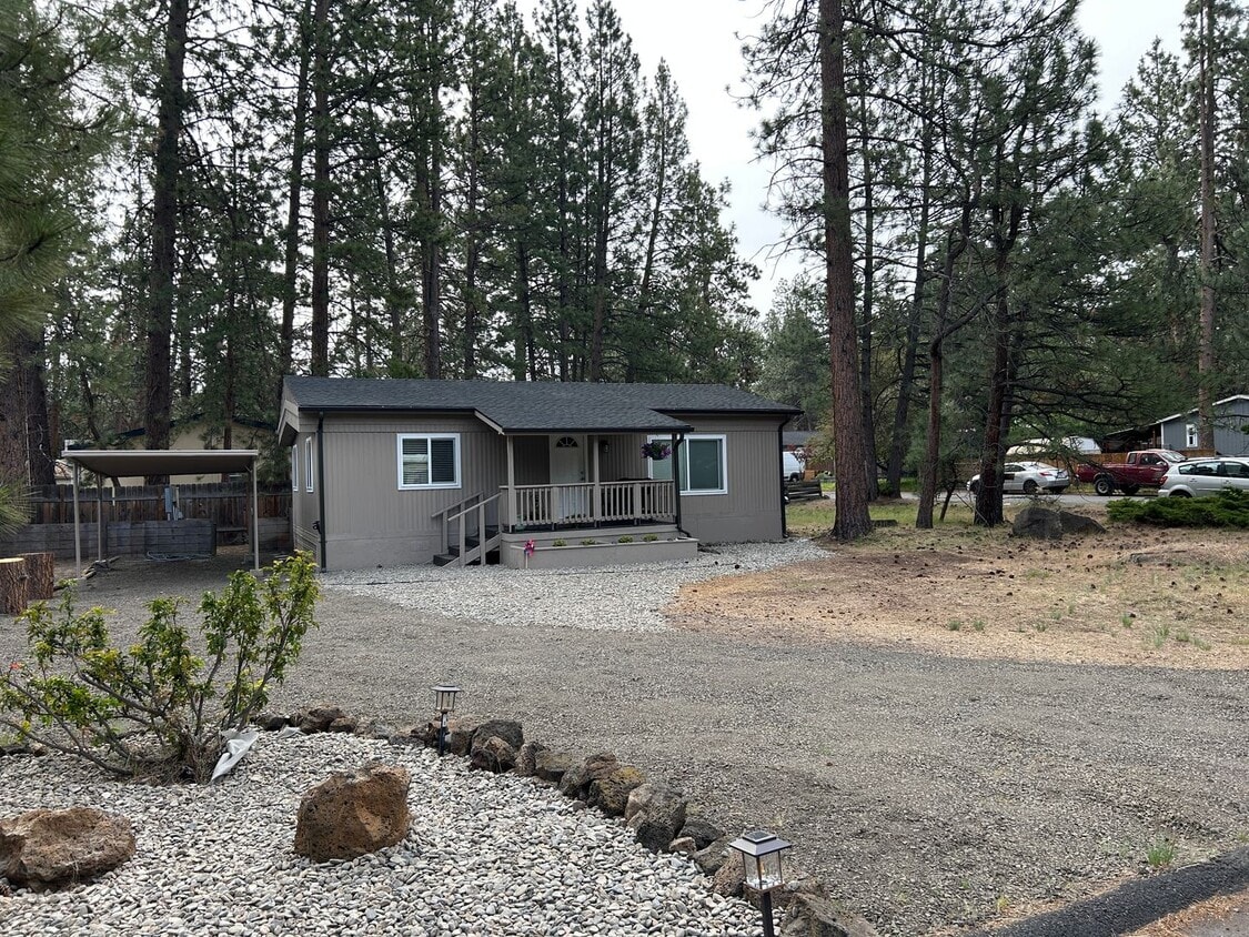 Primary Photo - Newly Remodeled 2 Bedroom / 1 Bathroom Man...