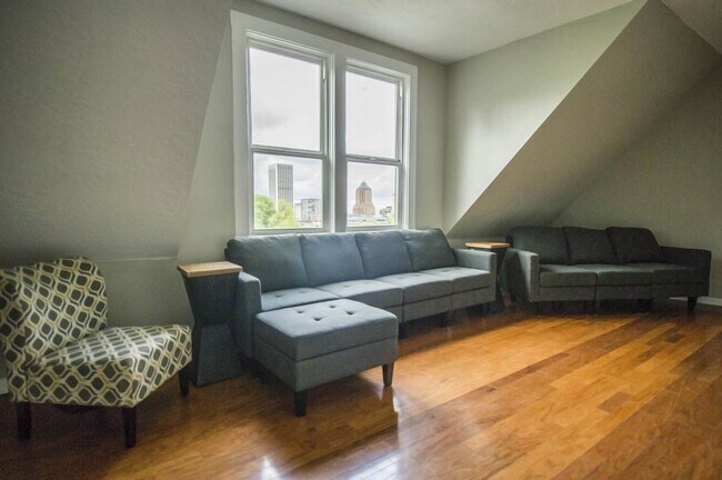 Foto del edificio - 2069 SW Park Ave