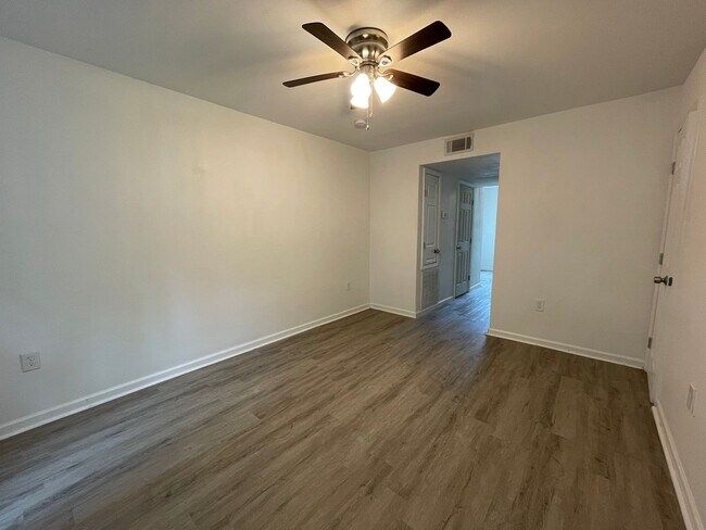 Building Photo - 5561 Dianna Dr.