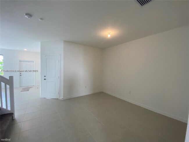 Building Photo - 4 br, 2.5 bath House - 20850 NE 7th Pl # 2...