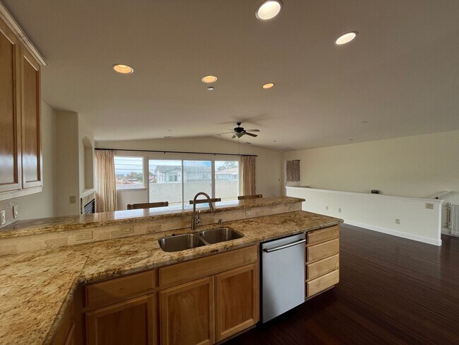 Foto del edificio - Amazing Views! Nice Spacious 2 Story Home ...