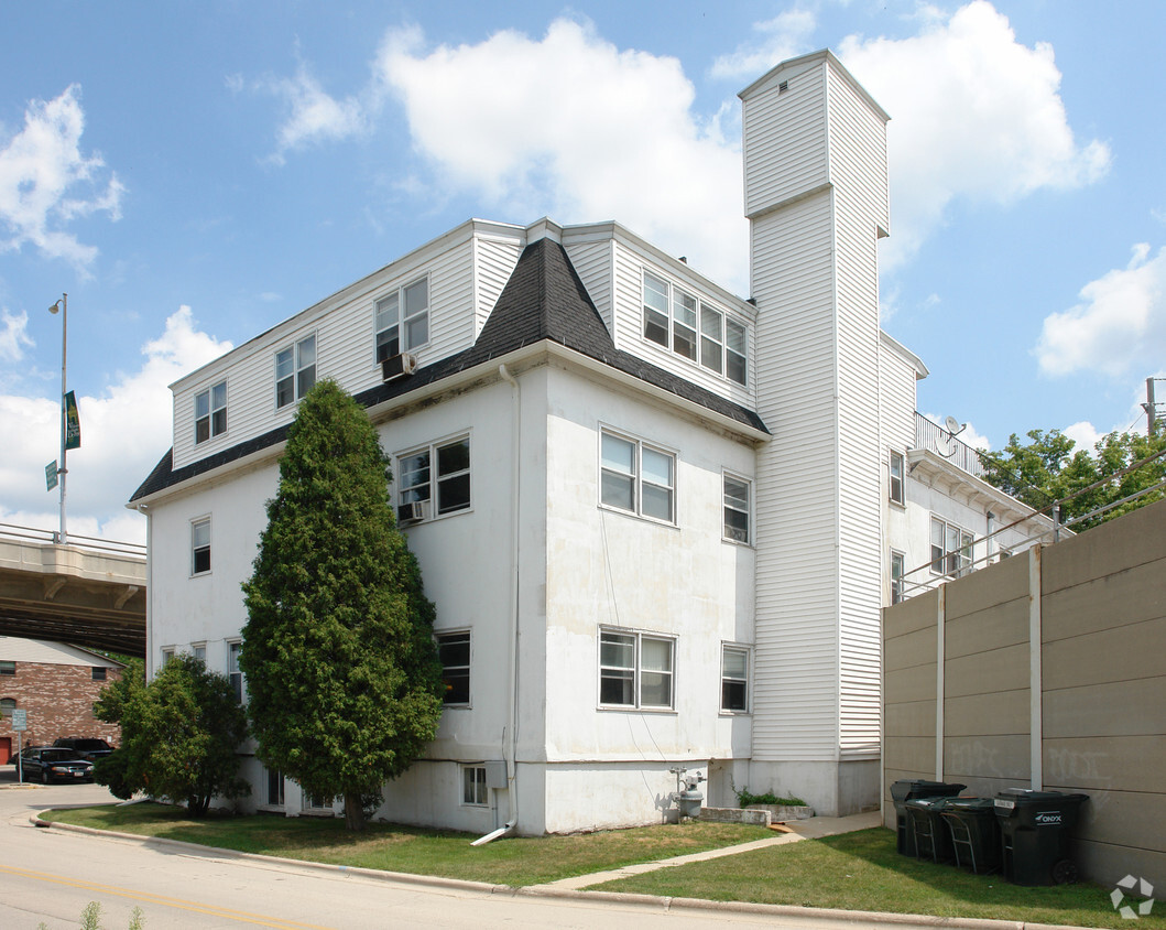 Building Photo - Colonial Apartments