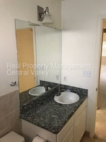 Foto del edificio - Modesto 2 Bedroom 2 Bath Duplex