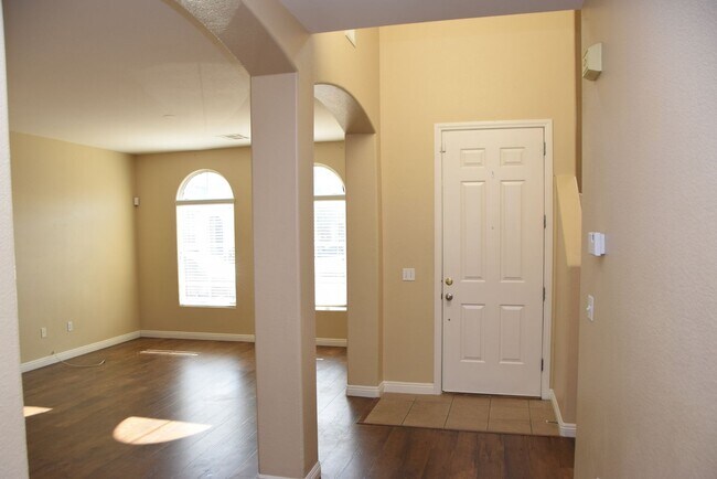 Foto del edificio - BEAUTIFUL 4 BEDROOM, 2.5 BATH SINGLE-FAMIL...