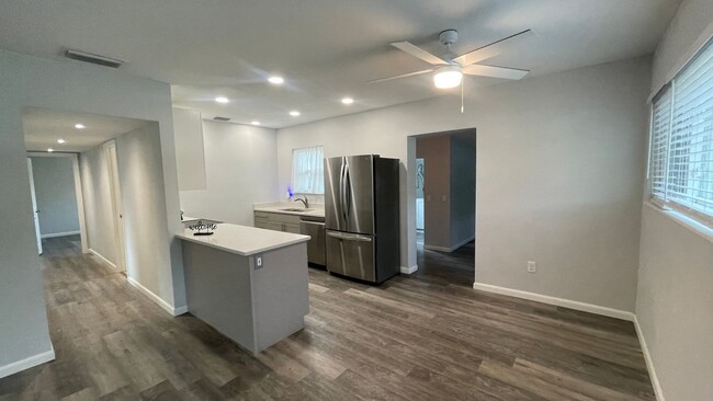 Foto del edificio - Completely Remodeled 3 BR  2 Bath Annual R...