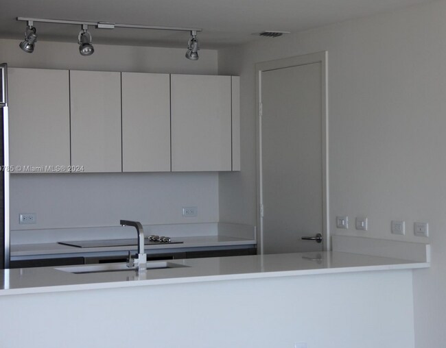 Building Photo - Spacious 1 Bedroom / 1 Bathroom residence at Millecento Condo