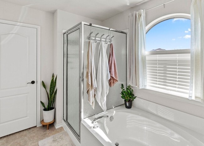 Building Photo - Charming 3-Bedroom Home in a Convenient Lo...