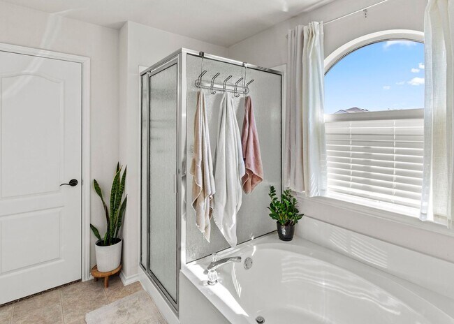 Foto del edificio - Charming 3-Bedroom Home in a Convenient Lo...
