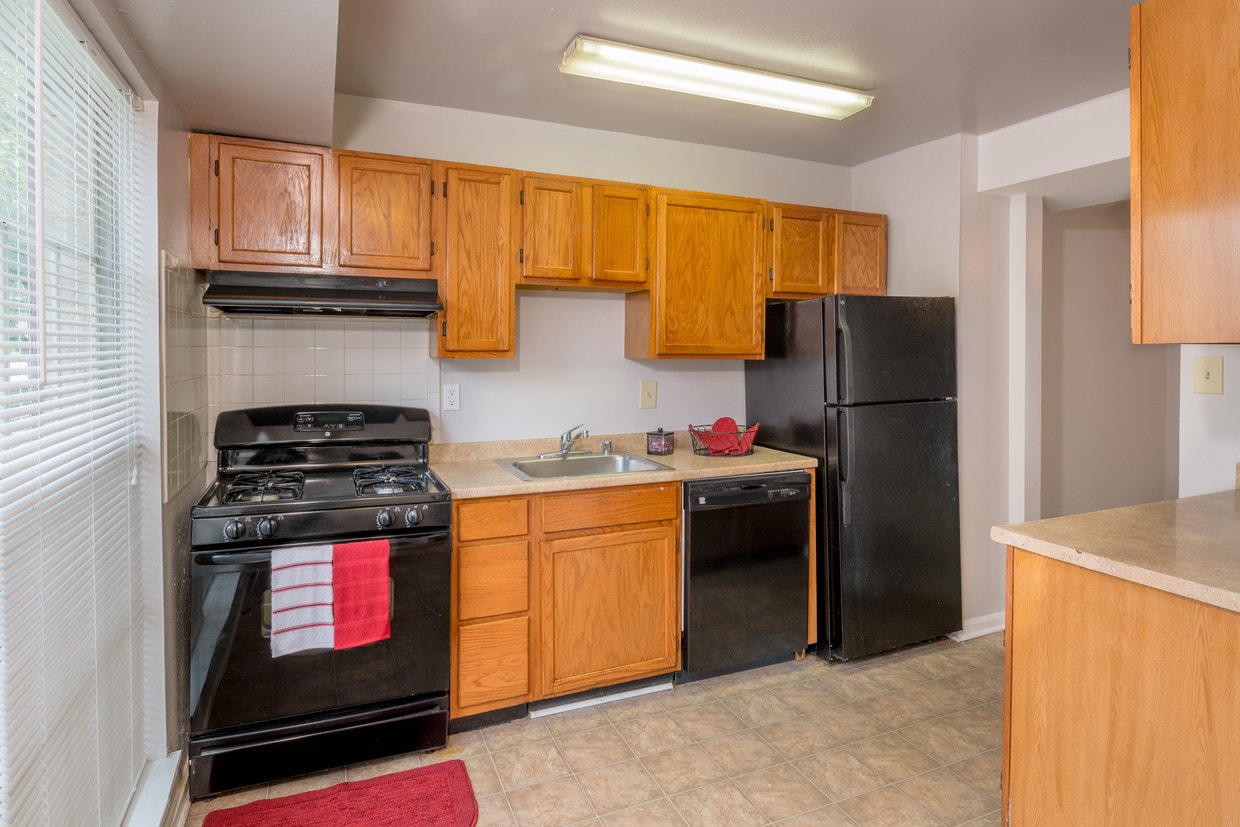 Primary Photo - Scarborough Square Townhomes & Apartments