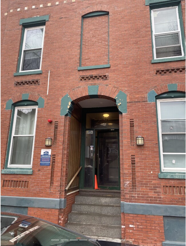 Building Photo - 227 Roxbury St