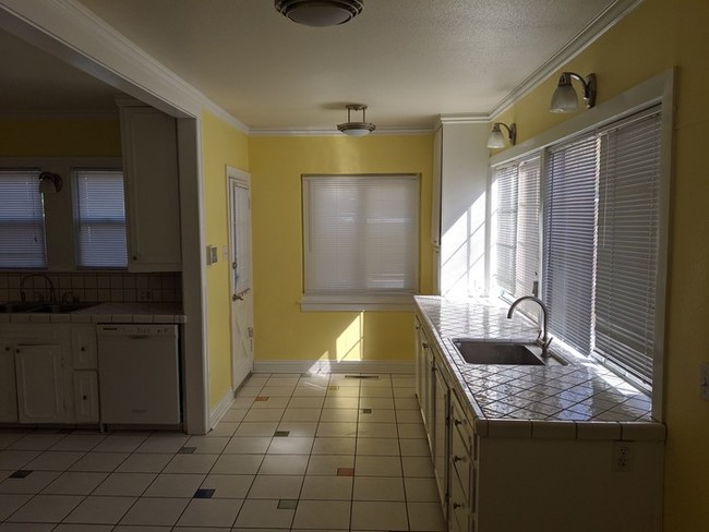 Building Photo - Beautiful Miracle Mile home!