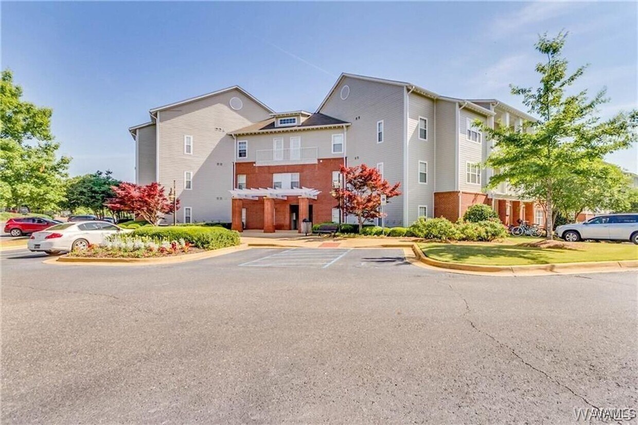 Foto principal - Nice 2 Bed 2 Bath Available Fall 2025!