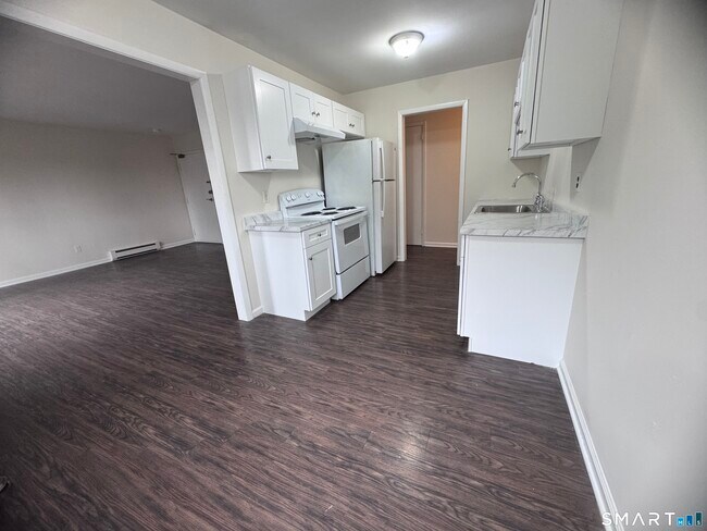 Building Photo - 155 W Cedar St