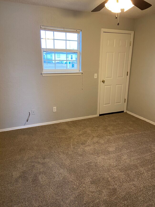Dormitorio - 609 S 6th St