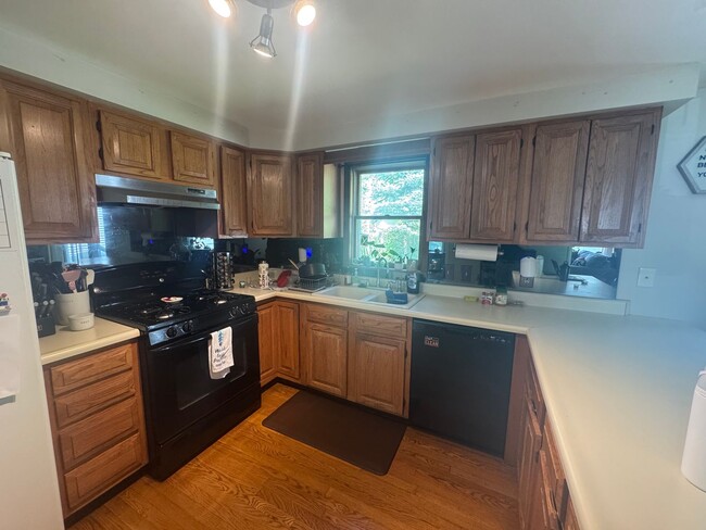 Building Photo - Spacious 3 bedroom 2.5 bathroom Duplex