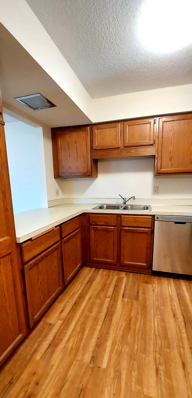 Foto del edificio - 9477 Ranchview Ln N