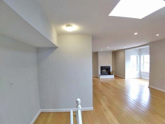 Building Photo - 711 G St NE